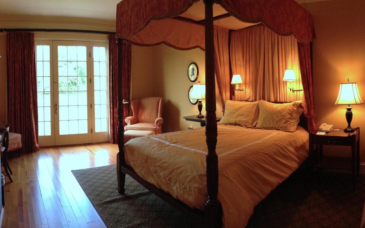 Berry Hill Hotel South Boston Room photo